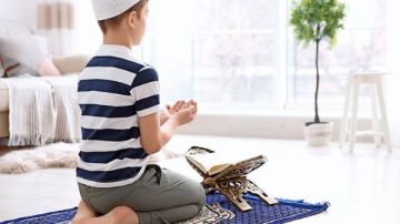 هل تأثم الأم إذا تكاسلت عن تنبيه ابنها للصلاة؟.. الإفتاء توضح