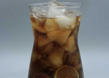 اختيار منعش ولذيذ.. حضري مشروب المياه الغازية بشربات الورد اختيار منعش ولذيذ.. حضري مشروب المياه الغازية بشربات الورد