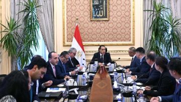 رئيس الوزراء يلتقي رئيس شركة إيليت سولار الصينية المصنعة لمكونات محطات الطاقة الشمسية والرياح رئيس الوزراء يلتقي رئيس شركة إيليت سولار الصينية المصنعة لمكونات محطات الطاقة الشمسية والرياح