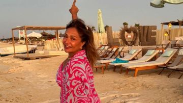 ليلى علوي تخطف الأنظار بإطلالة جديدة امام البحر