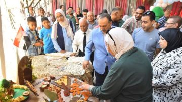 محافظ أسيوط يشهد توزيع 120 حقيبة مدرسية بمشتملاتها على الأيتام والأولى بالرعاية