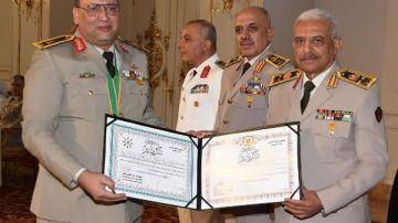 أوفوا العطاء..وزير الدفاع يكرم عددا من قادة القوات المسلحة