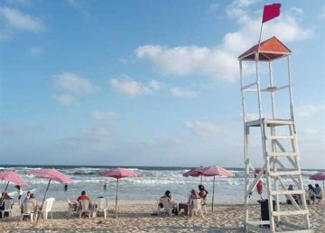 الرايات الحمراء تسيطر على شواطئ الساحل هذا الصيف.. والخبراء يوضحون الأسباب