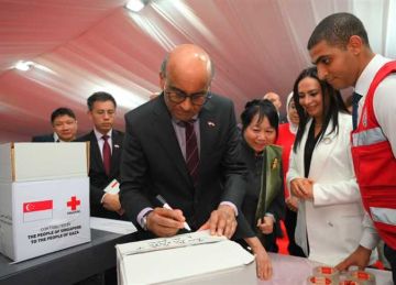 رئيس سنغافورة وقرينته يزوران الهلال الأحمر المصري بحضور وزيرة التضامن