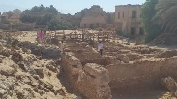 شاهد.. حفريات أقدم منطقة أثرية بطور سيناء.. وأطفال يعبرون عليها