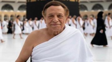 حقيقة صورة عادل إمام فى مكة أمام الكعبة لأداء مناسك العمرة حقيقة صورة عادل إمام فى مكة أمام الكعبة لأداء مناسك العمرة