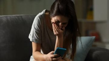 صور فتاة في أوضاع مخلة وجارها يهددها بالفيديو.. وهذه عقوبة الابتزاز الإلكتروني