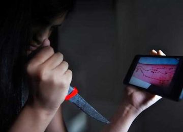 طالب بالإعدادية أنهى حياته بسببها.. كيف تصطاد لعبة الحوت الأزرق اضطرابات المراهقين؟ طالب بالإعدادية أنهى حياته بسببها.. كيف تصطاد لعبة الحوت الأزرق اضطرابات المراهقين؟