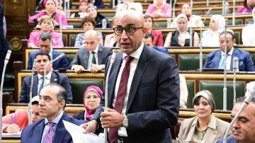 أول رد من وزير التعليم على شكاوى اجبار الطلاب على شراء كتب المدارس التجريبية