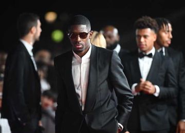 عثمان ديمبيلي يفوز بجائزة الكرة الذهبية كأفضل لاعب في العالم 2025 عثمان ديمبيلي يفوز بجائزة الكرة الذهبية كأفضل لاعب في العالم 2025