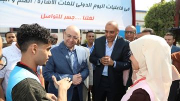 محافظ بني سويف يشارك عروسين من الصم والبكم فرحتهما