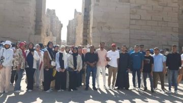 معبد الكرنك يستقبل طلاب الإرشاد السياحي والترميم في جولة ميدانية