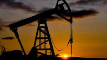 النفط يرتفع عند التسوية مع اضطراب الإمدادات وتراجع الدولار