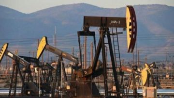 النفط يقفز وسط نيران الحرب ضربات أوكرانية تعطل منشآت روسية حيوية النفط يقفز وسط نيران الحرب ضربات أوكرانية تعطل منشآت روسية حيوية