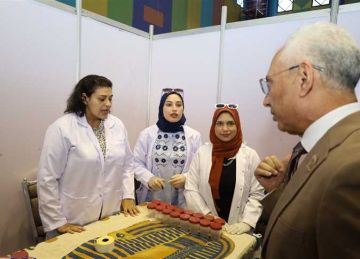 رئيس جامعة المنيا يتفقد إجراءات الكشف الطبي للطلاب الجدد
