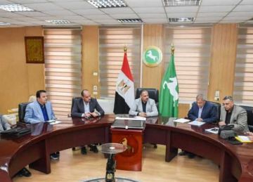 لازدواج طريق ميت أبوعلي.. محافظ الشرقية يناقش تنفيذ مشروع تغطية جزء من مصرف النعامنة 