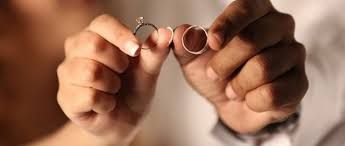 موقف الزوجة من حلف الزوج الدائم بالطلاق.. أمين الفتوى يجيب