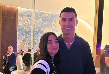 ابنة مطرب مصري شهير تخطف الأضواء بظهورها مع رونالدو (صورة)