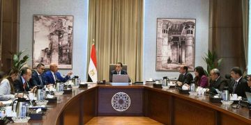 رئيس الوزراء المصري يتابع موقف مشروعات القطار الكهربائي السريع والمونوريل