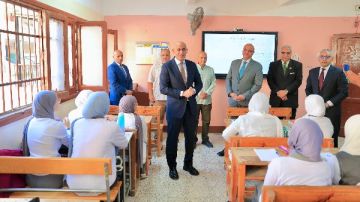 في أول يوم دراسة وزير التعليم لطلاب مدرسة بالقليوبية: ركزوا في مادة البرمجة