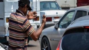 الحبس 3 أشهر لسايس لتحصيله مبالغ من قائدي السيارات تجاوز القيمة المحددة