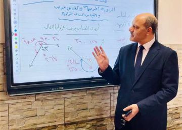  شرح للطلاب على السبورة .. وكيل تعليم الإسكندرية يتفقد انتظام الدراسة بعدة مدارس في المنتزه (صور)