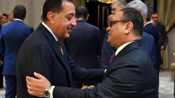 مجلس الوزراء يكرم الأمين العام السابق للمجلس ويهنئ الجديد بتوليه المسئولية