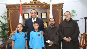 محافظ قنا يستقبل وفد مدرسة الراهبات الفرنسيسكانيات للتهنئة بذكرى نصر أكتوبر المجيد