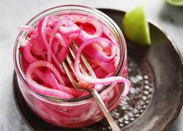 هيحلي كل السندويتشات ..حضري مخلل البصل في البيت وطريقة الحفظ المثالية  هيحلي كل السندويتشات ..حضري مخلل البصل في البيت وطريقة الحفظ المثالية