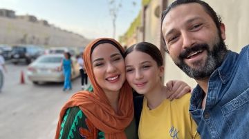 أسما شريف منير بالحجاب مع ابنتها احتفالا بعودة الدراسة