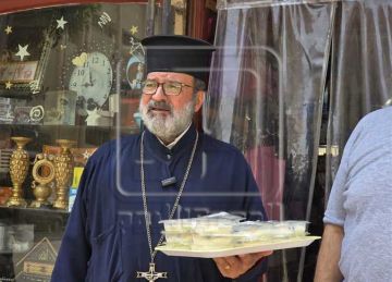 احتفالا بالمولد النبوي.. كاهن كنيسة يوزع وجبات الأرز باللبن في دمياط (فيديو)