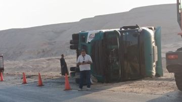 انقلاب تريلا محملة بتانك بوتاجاز وإصابة سائقها بطريق الرزيقات الوادي الجديد