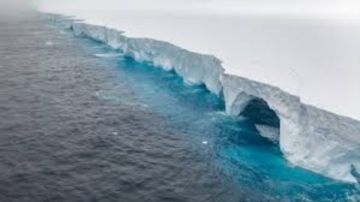 انهيار أكبر جبل جليدي في العالم وسط مخاوف العلماء.. ماذا يحدث؟ انهيار أكبر جبل جليدي في العالم وسط مخاوف العلماء.. ماذا يحدث؟