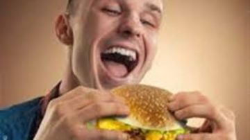 بعد أول لقمة.. هذا ما يحدث لجسمك مع الأكل السريع بعد أول لقمة.. هذا ما يحدث لجسمك مع الأكل السريع