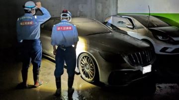 جراج سيارات فاخرة يتحول إلى بحيرة بسبب فيضانات اليابان.. شاهد