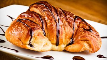 عشان اللانش بوكس .. طريقة عمل الكرواسون بالشيكولاتة عشان اللانش بوكس .. طريقة عمل الكرواسون بالشيكولاتة