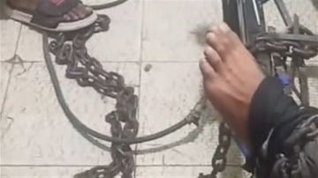 فيديو تقييد أب لابنه بسلسلة حديدية لعلاج الإدمان.. ما القصة؟