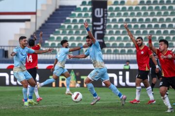 مصر.. تصرف جدلي من لاعب الأهلي بعد فوز زميله بجائزة رجل المباراة 