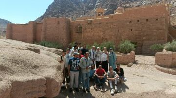 أوائل الثانوية الأزهرية يزورون دير سانت كاترين في رحلة ترفيهية لجنوب سيناء أوائل الثانوية الأزهرية يزورون دير سانت كاترين في رحلة ترفيهية لجنوب سيناء