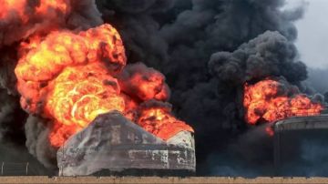 إسرائيل تستهدف ميناء الحديدة باليمن وتتعهد بفرض حصار بحري وجوي على الحوثيين