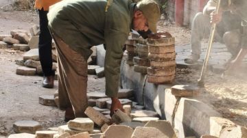 صيانة 20 كشاف إنارة بالكورنيش وإعادة تأهيل الجزر الوسطى بحي جنوب الأقصر