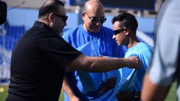 غزل المحلة يكرم المشجع الكفيف محمد حموده