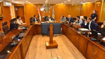 محافظ أسيوط يبحث مع شباب المبادرات تطوير جودة الخبز وتنفيذ مشروعات تدريبية