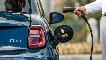 أسامة أبو المجد: تكلفة تشغيل السيارات الكهربائية توفر 50 رغم زيادة أسعار الشحن أسامة أبو المجد: تكلفة تشغيل السيارات الكهربائية توفر 50 رغم زيادة أسعار الشحن