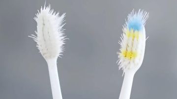 أضرار استخدام فرشاة الأسنان لفترة أطول من اللازم .. تعرف عليها