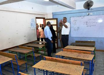 محافظ أسوان يوجه بوضع آلية للكثافات الطلابية لطلاب نظام الثانوية العامة أو البكالوريا