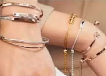 البسي طبقات ووازني بينها .. إزاي تنسقي إكسسوارات الذهب مع الفضة؟ البسي طبقات ووازني بينها .. إزاي تنسقي إكسسوارات الذهب مع الفضة؟