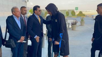 ظهور مرموش بالعكاز بعد عودة بعثة منتخب مصر إلى القاهرة ظهور مرموش بالعكاز بعد عودة بعثة منتخب مصر إلى القاهرة