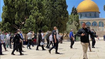 مستوطنون إسرائيليون يقتحمون باحات المسجد الأقصى