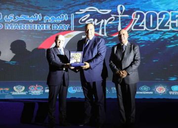 اليوم البحرى العالمي.. تتويج محمد مصيلحي بجائزة التميز في دعم وتطوير الصناعة (صور)